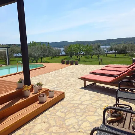 Feriehus Charmantes Strandhaus Beta Im Olivenhain Pomer